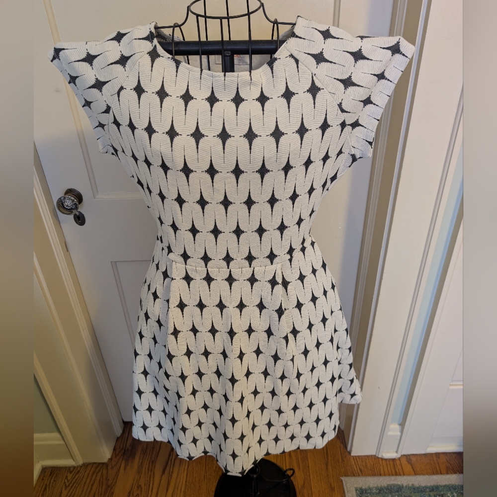 Renee C Geometric Print Skater Dress - Size Medium
